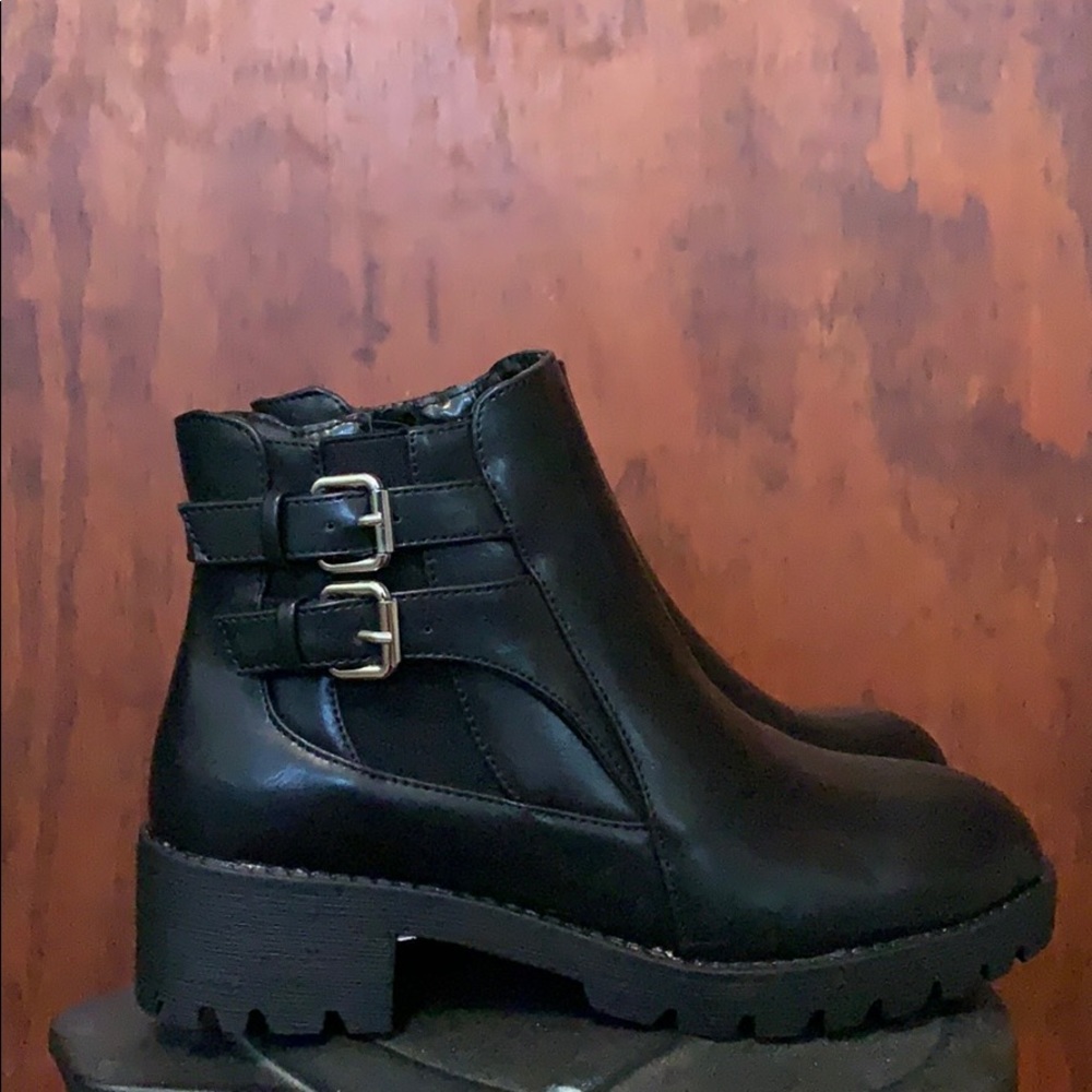 NEVER BEEN WORN ELDITAS ANKLE BOOTS